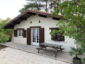 Outdoor dining - Holiday Home 'Piraillan Foret' with Private Garden (Lège-Cap-Ferret)