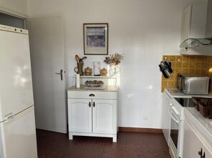 Een koelkast, een microgolfoven, een oven, een kookplaat