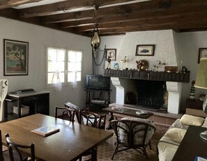 TV - Holiday Home 'Piraillan Foret' with Private Garden (Lège-Cap-Ferret)