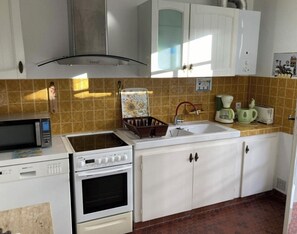 Fridge, microwave, oven, stovetop - Holiday Home 'Piraillan Foret' with Private Garden (Lège-Cap-Ferret)