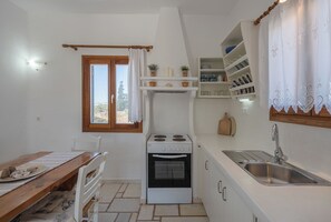 Kylskåp, mikrovågsugn, ugn och spishäll