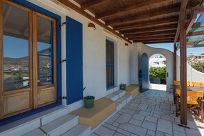 Outdoor dining - Holiday Apartment "Maria's Village Suite" with Sea View, Private Terrace & Wi-Fi (Paros)