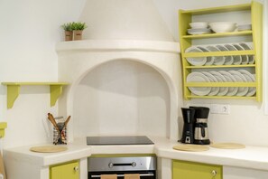 Køleskab, mikrobølgeovn, ovn, kogeplade