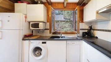 Een koelkast, een magnetron, een oven, een kookplaat