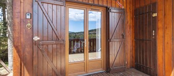 Chalet 'Petit Chalet' neben Pyrénées 2000 mit Bergblick, privater Terrasse und WLAN