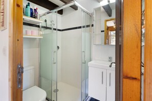 Douche, articles de toilette gratuits, sèche-cheveux