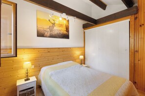 2 bedrooms, iron/ironing board, free WiFi, bed sheets - Chalet 'Petit Chalet' semi-detached at Pyrénées 2000 with mountain view, private terrace and Wi-Fi (Bolquère)