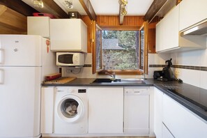 Een koelkast, een magnetron, een oven, een kookplaat