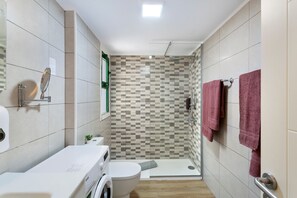 Regadera, secadora de cabello, toallas 