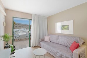 TV - Vacation Apartment 'Dreams' with Sea View, Shared Pool and Wi-Fi (Puerto Rico)