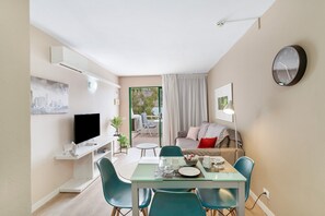 TV - Vacation Apartment 'Dreams' with Sea View, Shared Pool and Wi-Fi (Puerto Rico)