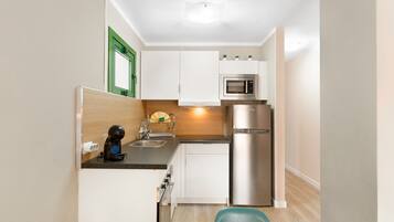 Kjøleskap, mikrobølgeovn, ovn og kokeplater