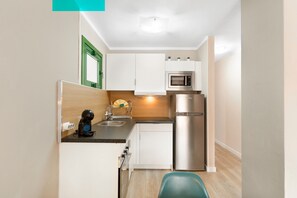 Fridge, microwave, oven, stovetop - Vacation Apartment 'Dreams' with Sea View, Shared Pool and Wi-Fi (Puerto Rico)