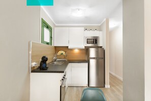 Fridge, microwave, oven, stovetop - Vacation Apartment 'Dreams' with Sea View, Shared Pool and Wi-Fi (Puerto Rico)