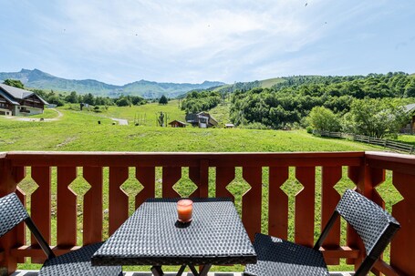 Outdoor dining. Apartment 'Appartement 4-6 Personnes' with Mountain View, Balcony and Wi-Fi