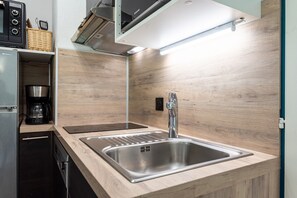 Refrigerador, microondas, horno, placa de cocina