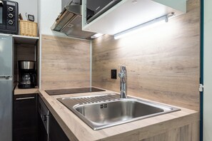 Jääkaappi, mikroaaltouuni, uuni, liesi