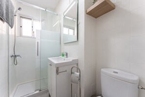 Shower, hair dryer, towels