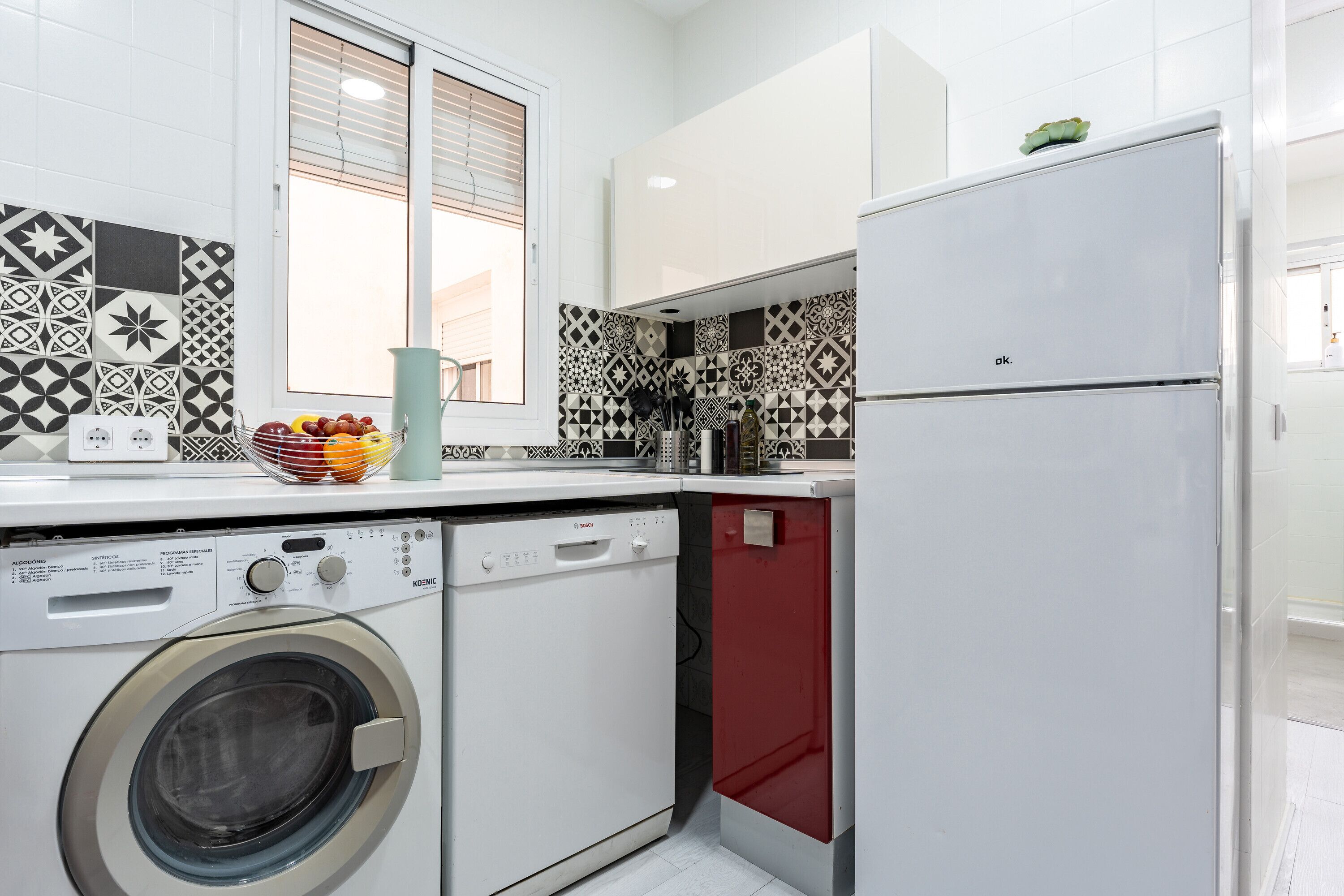 Frigorífico, microondas, placa de cocina y lavavajillas