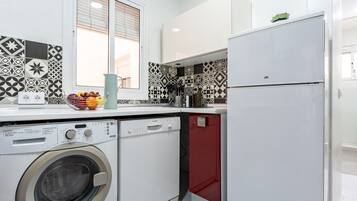 Réfrigérateur, micro-ondes, plaque de cuisson, lave-vaisselle