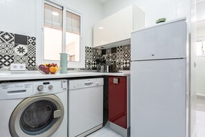 Fridge, microwave, stovetop, dishwasher