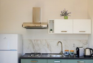 Frigorifero, piano cottura, macchina per tè/caffè, bollitore elettrico