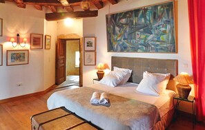 6 bedrooms, travel cot, free WiFi, bed sheets