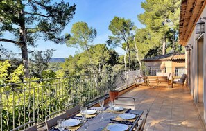 Outdoor dining - Lovely home in Bormes Les Mimosas (Bormes Les Mimosas)