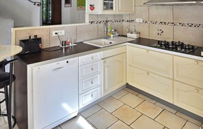 Kylskåp, ugn, spishäll och diskmaskin