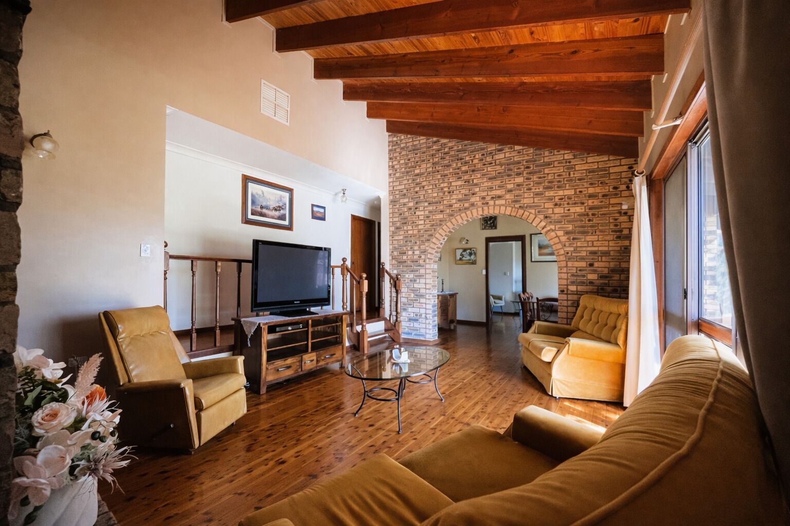 Smart-tv, een open haard en boeken