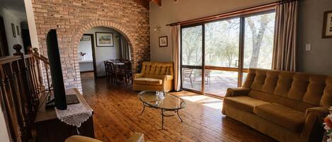 Téléviseur connecté, foyer, livres