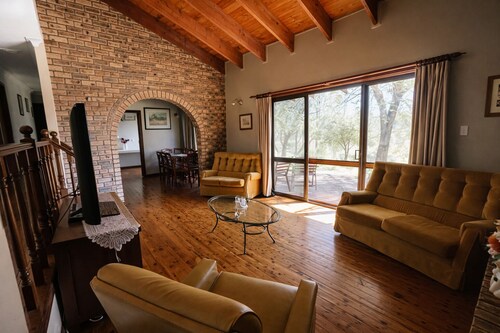 Bindi Leigh Gulgong Farmhouse: Breathtaking Views & Country Charm