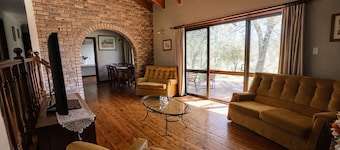 Bindi Leigh Gulgong Farmhouse: Breathtaking Views & Country Charm