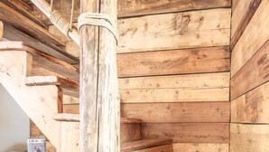 A wooden staircase with a rustic design, leading to an upper level. - LA Maison Bleue - Bessans (BESSANS)