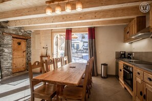 Fridge, microwave, oven, stovetop - LA Maison Bleue - Bessans (BESSANS)