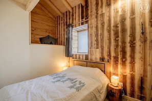 2 slaapkamers, een strijkplank/strijkijzer, reisbedje, gratis wifi