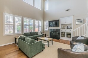 Smart-TV, Kamin, Tischtennisplatte