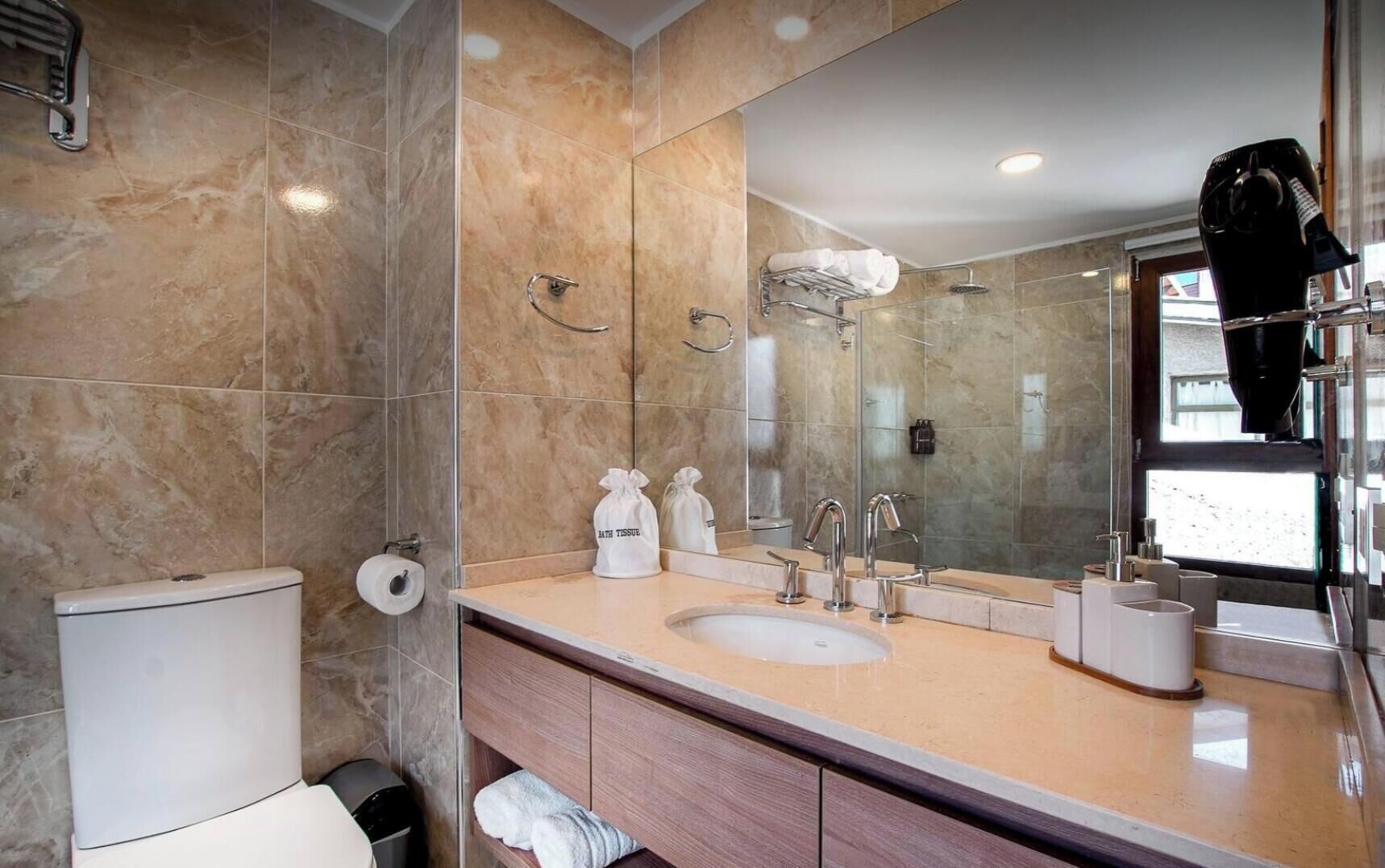 Haartrockner, Handtücher, Toilettenpapier
