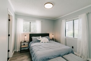 2 bedrooms, desk, iron/ironing board, travel cot - Escape to Bliss: Stay at Our Lux Condo Just Steps from the Sand! (Hilton Head Island)