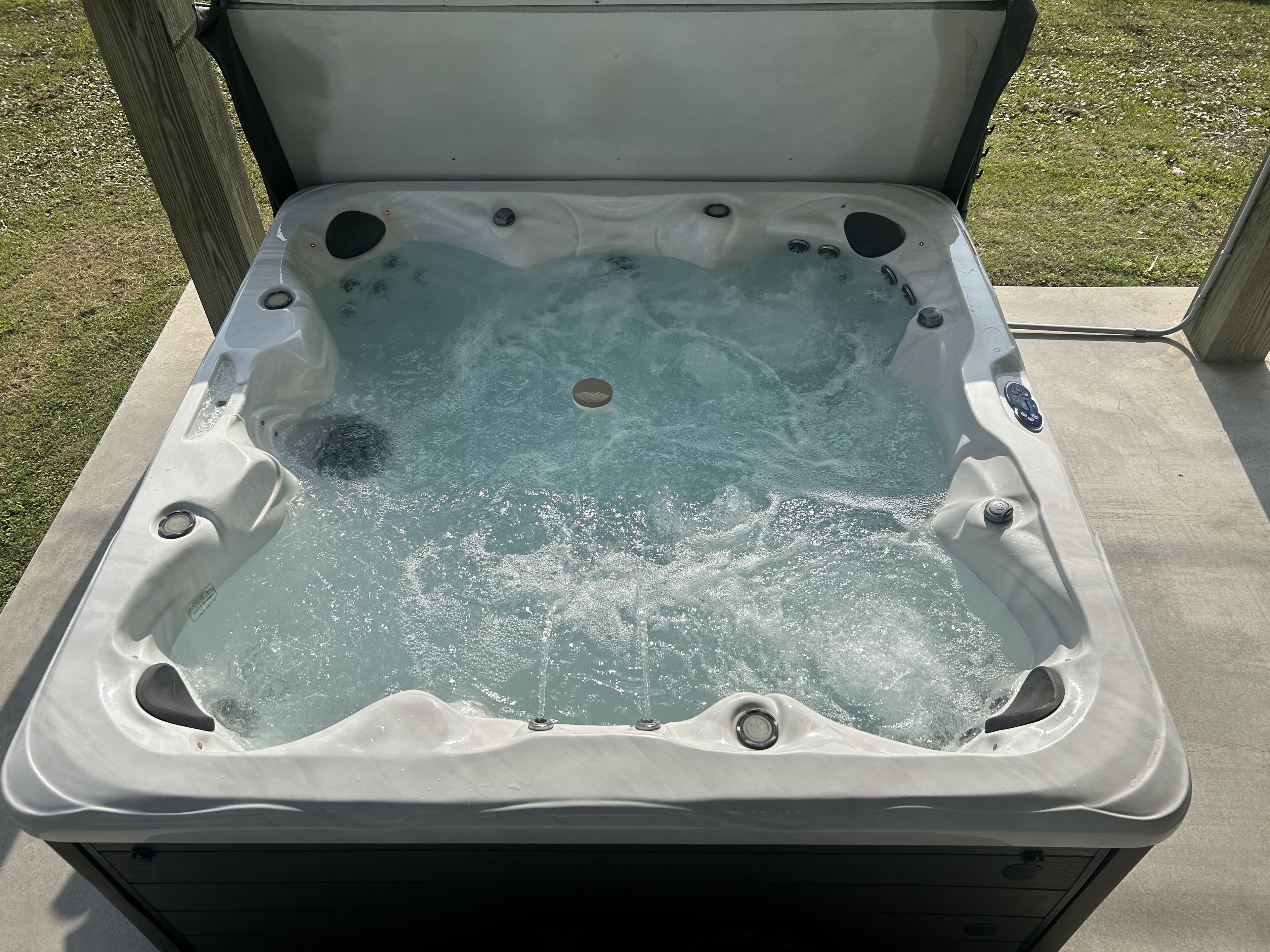 NEW! West End Beauty for 10-12 ~ Hot Tub + Outdoor Bar + Lg Patio + Ping Pong 