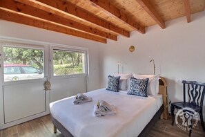 5 bedrooms, iron/ironing board, free WiFi, bed sheets