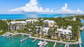 Ein Resort mit mehreren Gebäuden, einem Jachthafen und freiem Blick auf den Ozean.