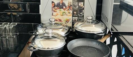 Kjøleskap, mikrobølgeovn, ovn og vannkoker