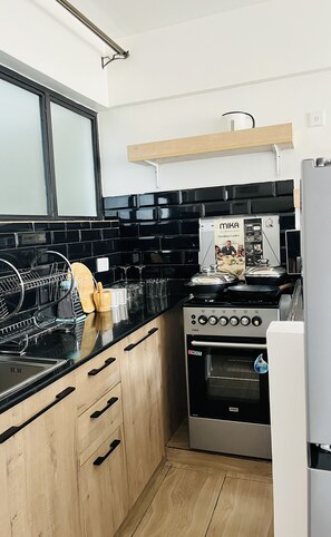 Fridge, microwave, oven, electric kettle - T’s Stylish One Bedroom Duplex Apartment in Nairobi, Kinoo (Nairobi)
