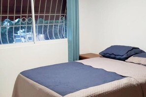 スタンダード アパートメント 3 ベッドルーム 2 バスルーム シティビュー | 3 室のベッドルーム、高級寝具、デスク、遮光カーテン