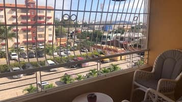 Apartamento standard, 3 quartos, 2 banheiros, vista para a cidade | Área de estar | TV de tela plana