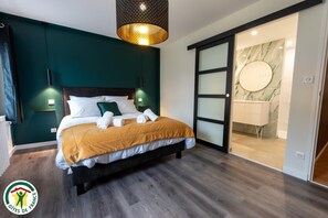 Travel cot, free WiFi, bed sheets