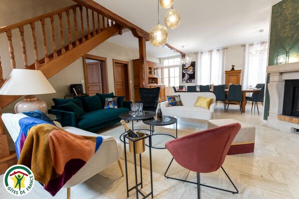 Télévision, cheminée, baby-foot