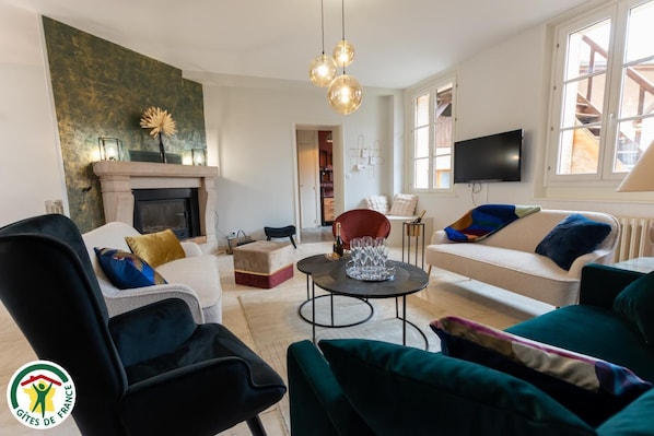 Fernseher, Kamin, Tischfußball