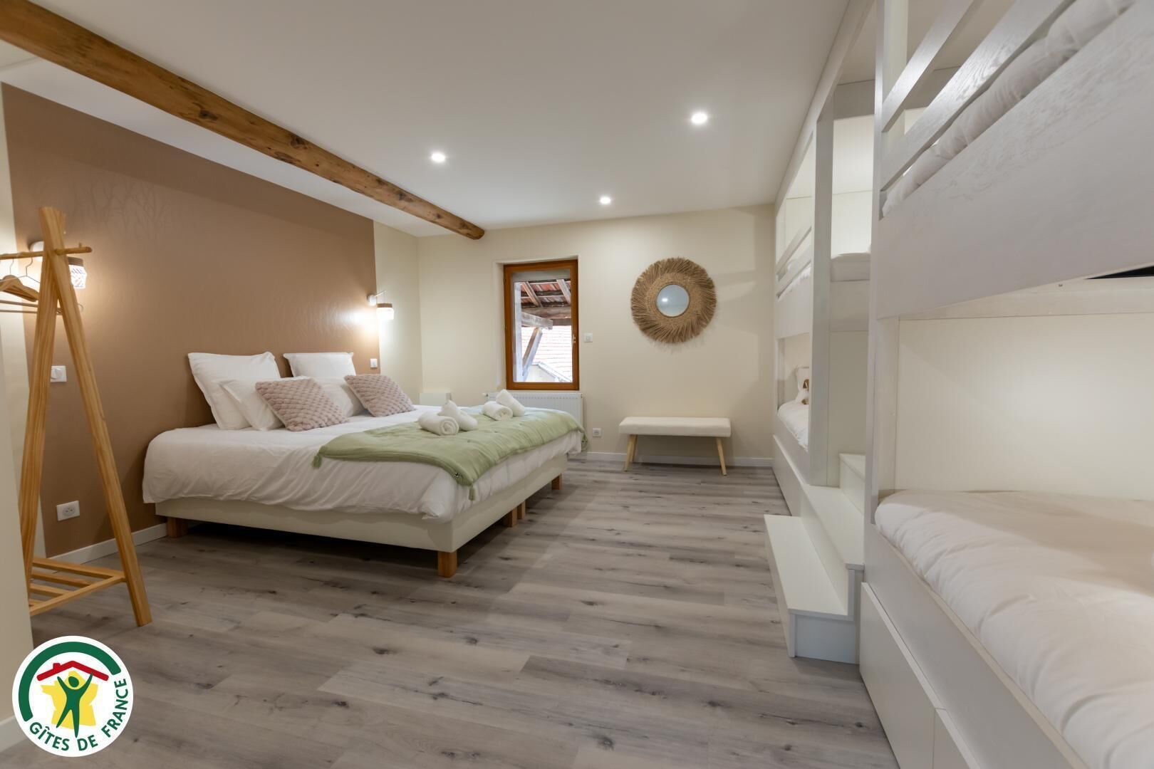 Cuna de viaje, wifi gratis, ropa de cama